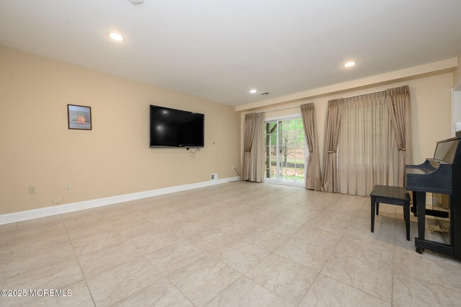 Building Photo - 25 White Oak Ln