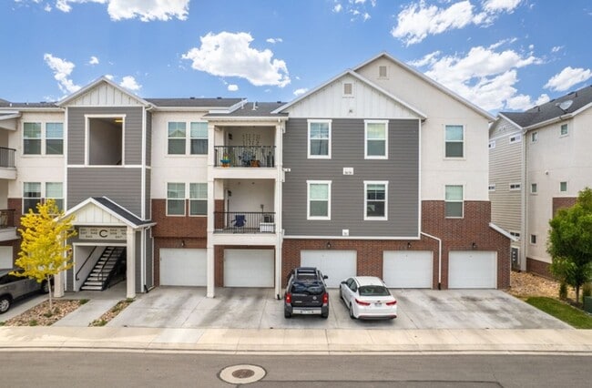 Building Photo - 3 Bedroom/2 Bathroom condo in Vineyard