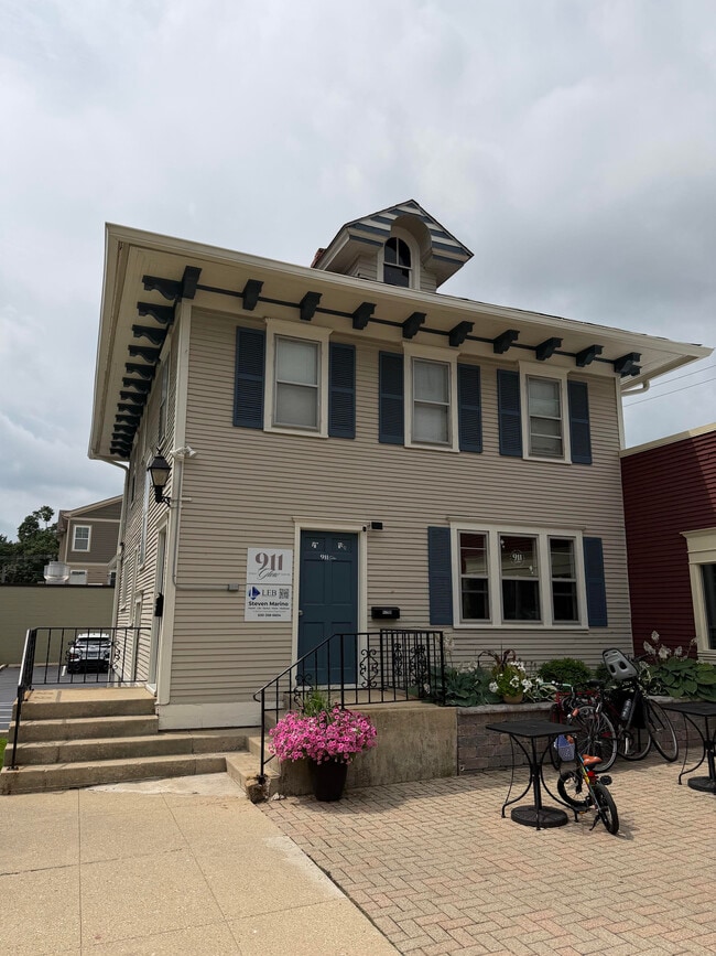 Building Photo - 628 W State St