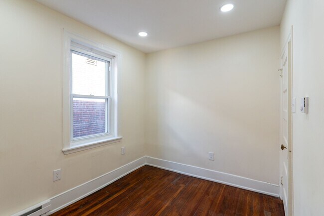 Building Photo - 5003 Pine St