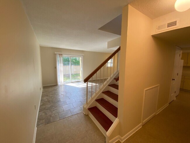 Building Photo - 449 Hickory Hill Dr