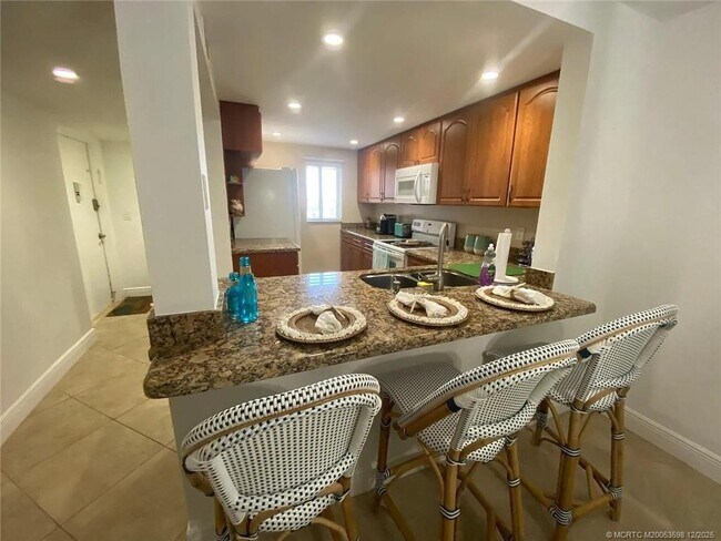 Building Photo - 10102 S Ocean Dr