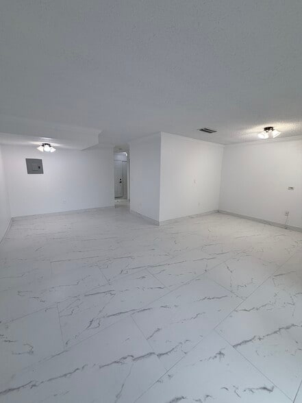 Building Photo - 9365 Fontainebleau Blvd