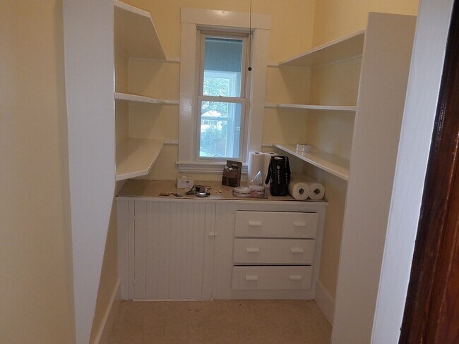 Building Photo - 68 Burnside St