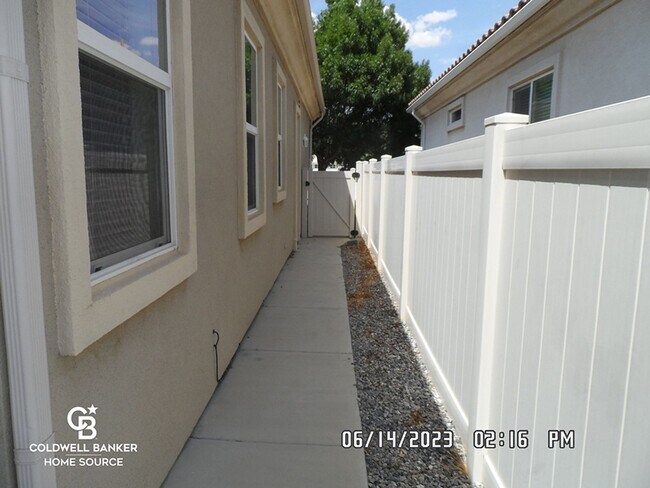 Building Photo - Sun City 55+ Gated Community, Golf Course, Clubhouse, 2 Bedroom, 2.5 Bathrooms, 2.5 Car Garage, 2...