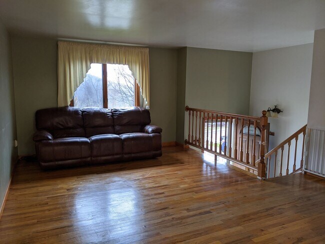 Building Photo - Great school district, three bedroom two b...