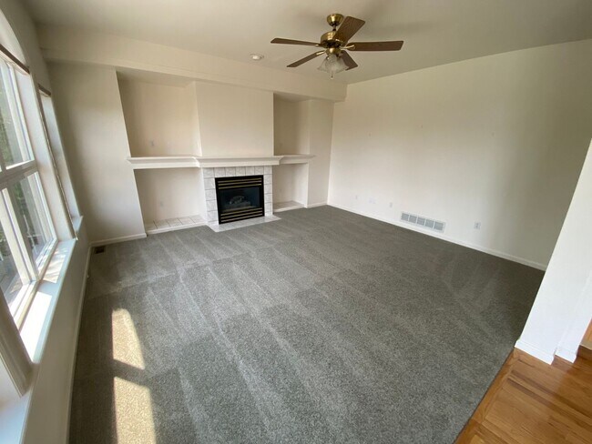 Building Photo - Great Highlands Ranch Home on the Golf Course!