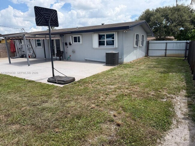 Building Photo - 1000 NW 76th Terrace