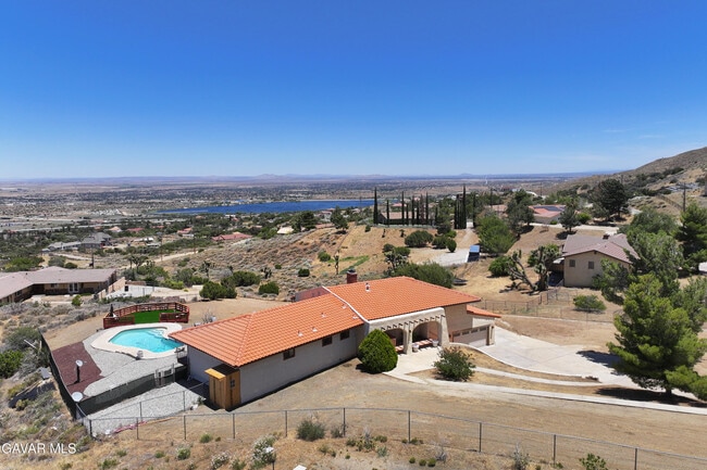 Building Photo - 1055 Lakeview Dr