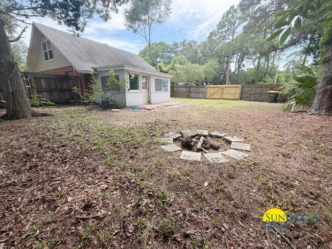 Building Photo - Great 4 Bedroom Home with Water View in Downtown Fort Walton Beach!