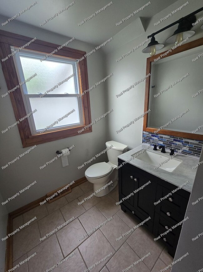 Building Photo - Charming Lowell Home