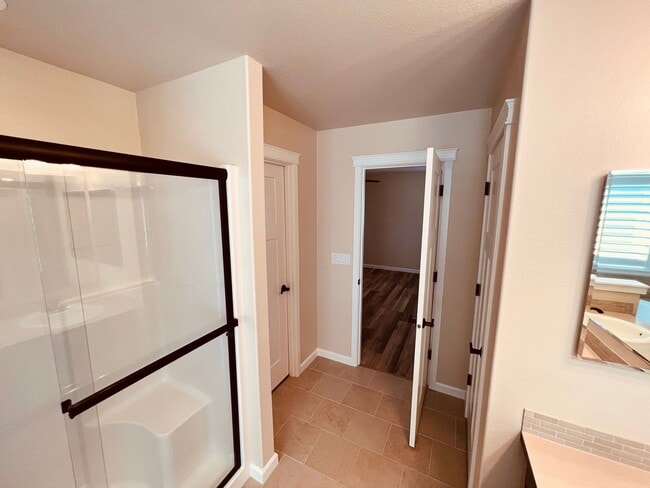 Building Photo - Stunning 5 bedroom W/Bed & Full Bath on Main Floor