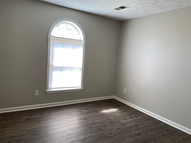 Building Photo - 189 Middle School Rd