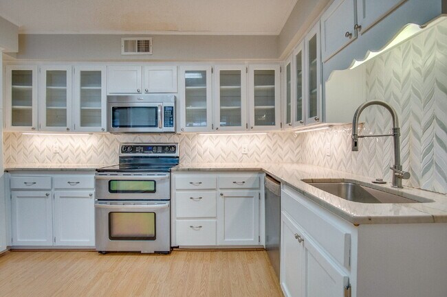 Building Photo - Pool Home with Office, Two Primary Suites ...