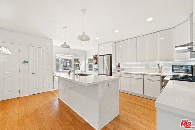 Primary Photo - 2348 29th St