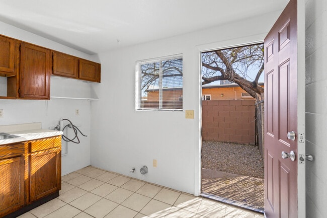 Building Photo - 4535 E Bellevue St