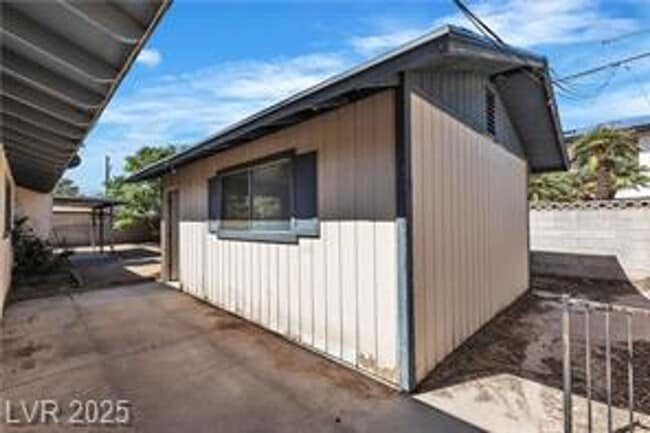 Building Photo - Spacious Single Story Home Near Sahara/Eas...