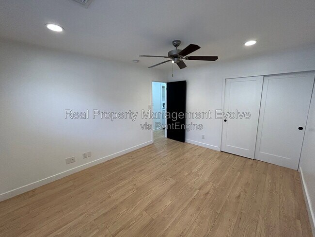 Building Photo - 8631 E Jackrabbit Rd