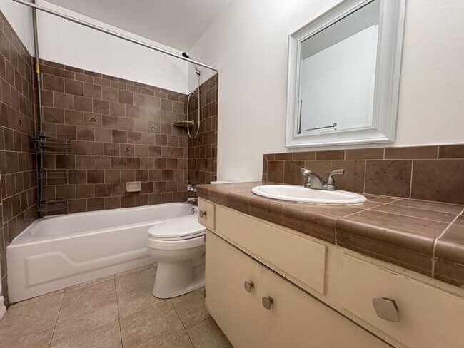 Building Photo - Cute 2 Bedroom Condo
