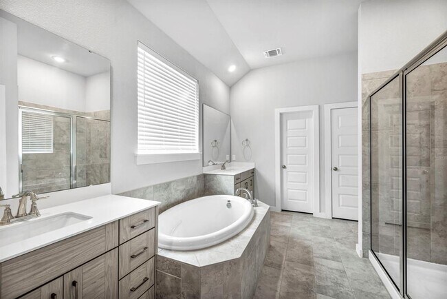 Building Photo - 121 High Plains Dr