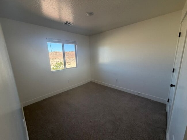 Building Photo - Townhome in South Desert