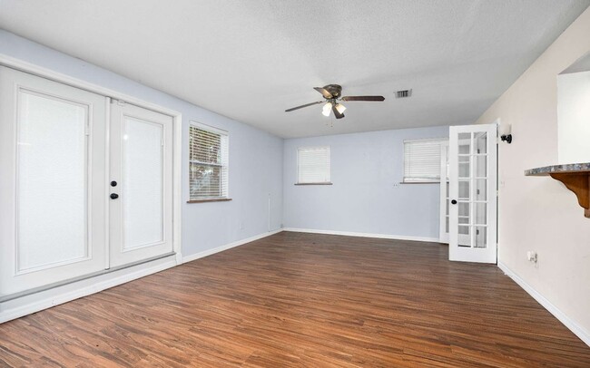 Building Photo - 1155 SE Magnolia Loop