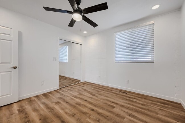 Building Photo - Move in ready unit on Fairway!