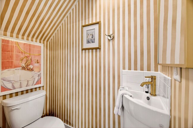 Building Photo - 214 W Gwinnett St