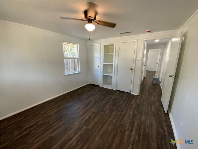 Building Photo - 911 N Penelope St