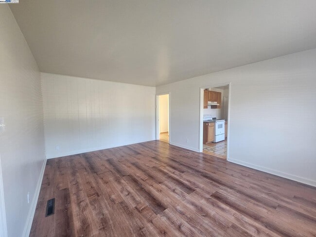 Building Photo - 323 Adelle St