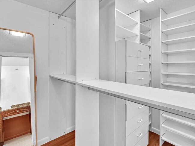 Building Photo - 5087 Oakhill Ln