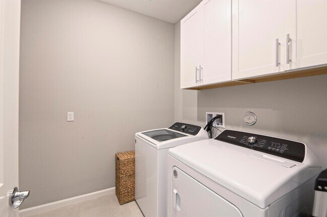 Building Photo - 833 SE Courances Dr