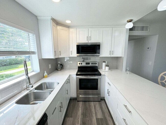 Building Photo - 161 Monaco Way
