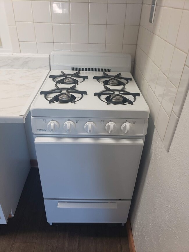 Building Photo - Cozy & Fresh Studio Apartment