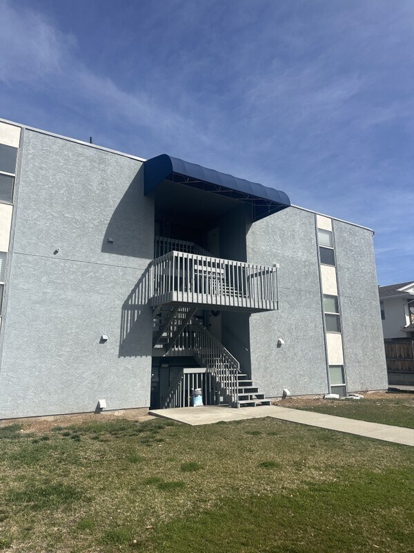 Building Photo - 1583 E Stratford Ave