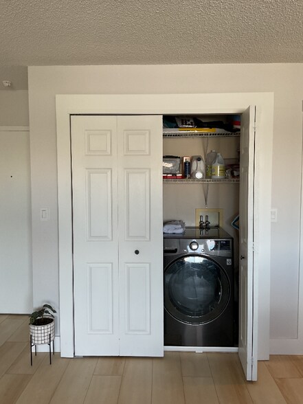 Building Photo - 406 W Azeele St