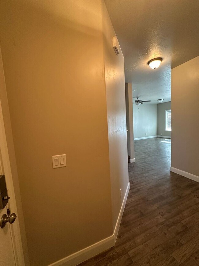 Building Photo - Charming Townhome