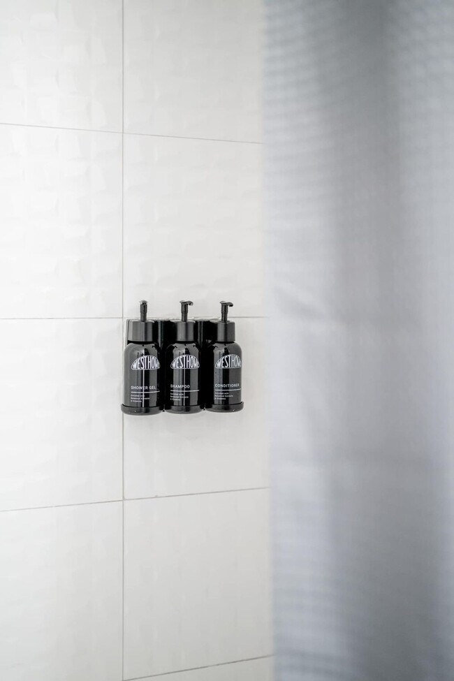 Building Photo - 1136 Crescent Ave NE