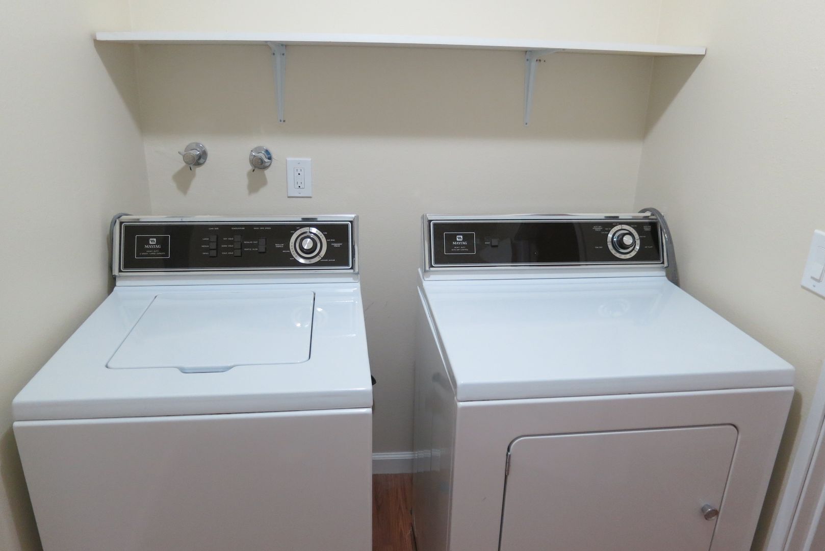 Building Photo - 600 Manhattan Dr