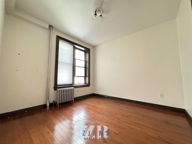 Building Photo - 471 Seventh Avenue