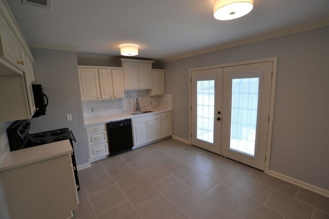 Building Photo - Must See!  Newly remodeled, 3 bdroom, 1.5 bath home in Mayfair North Subdivision