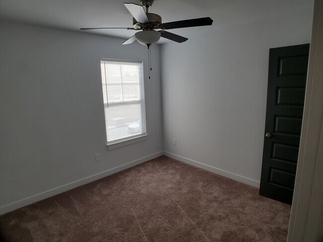 Building Photo - Townhome in Chester - Prime Location!