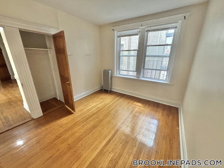 Building Photo - 352 Riverway