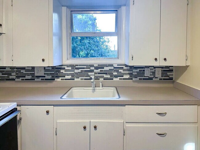 Building Photo - 523 Madison St