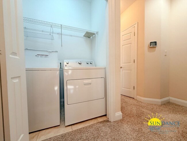 Building Photo - Natural Light Filled end unit 2-Story 3BR Niceville Home!