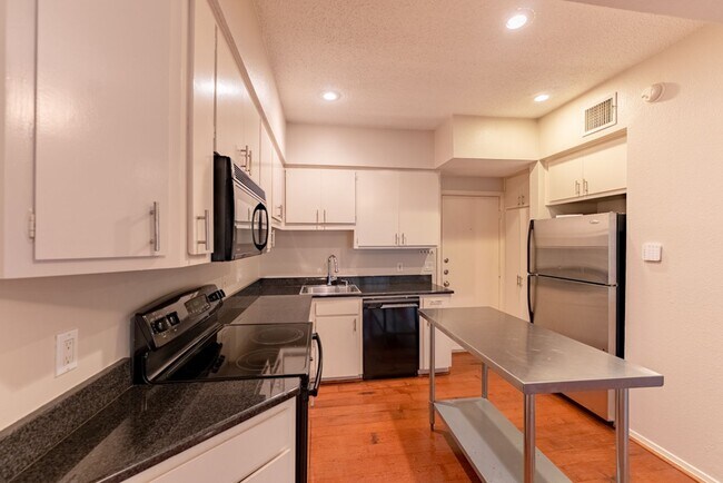 Building Photo - Adorable Studio with Garage nearby UT!!!