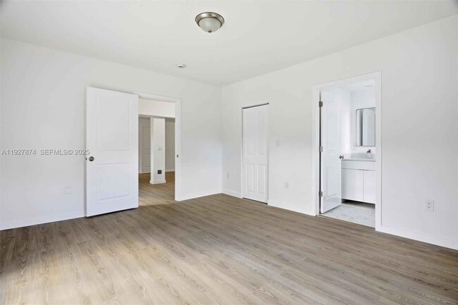 Building Photo - 465 NE 165th St