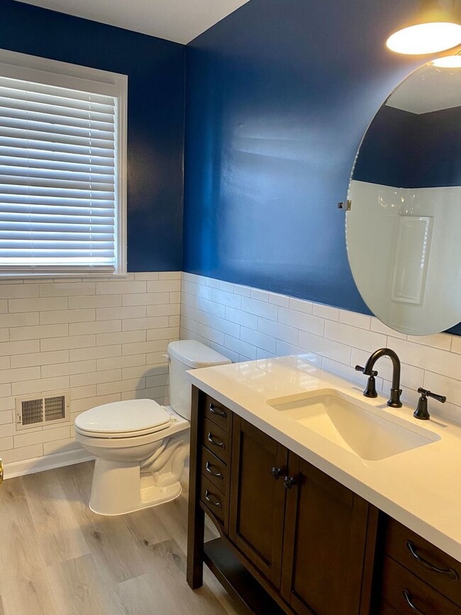 Building Photo - Location Location Location!!! 4bdr/2ba Split Level near Clarksville County Club!!