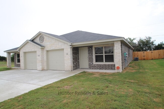 Building Photo - Loaded With Amenities!