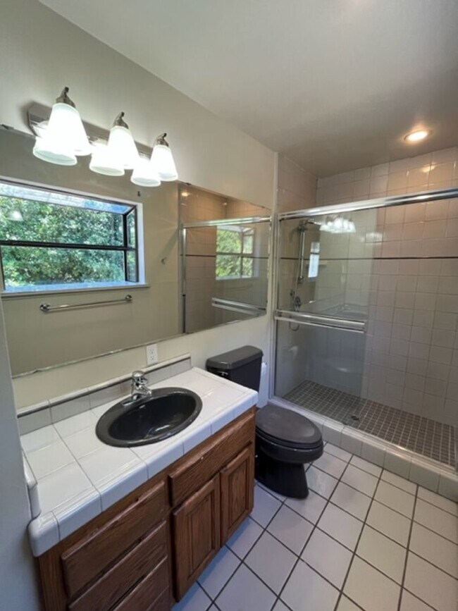 Building Photo - 634 Stanford Dr